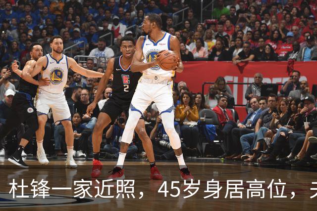 杜锋一家近照，45岁身居高位，夫妻异地，儿子1米95，冲击CBA